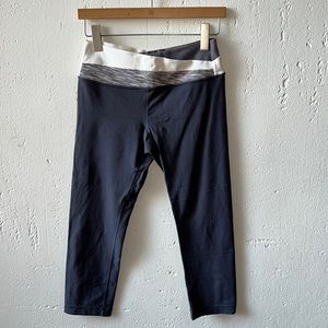 lululemon cropped leggings size 6 gray with white band